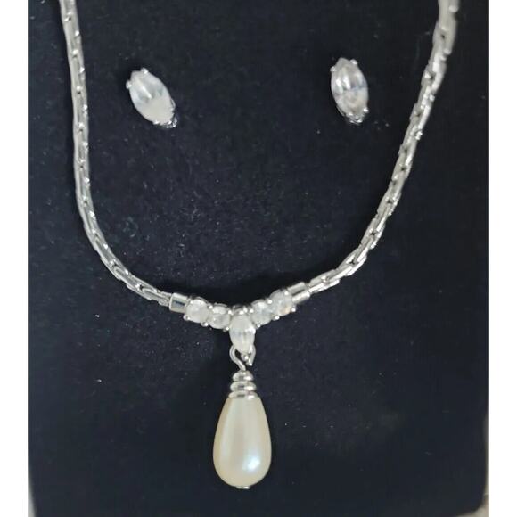 Avon Pearlesque/CZ Tear Drop necklace and earrings Silver Tone Gift Set Box /16 - Picture 2 of 6